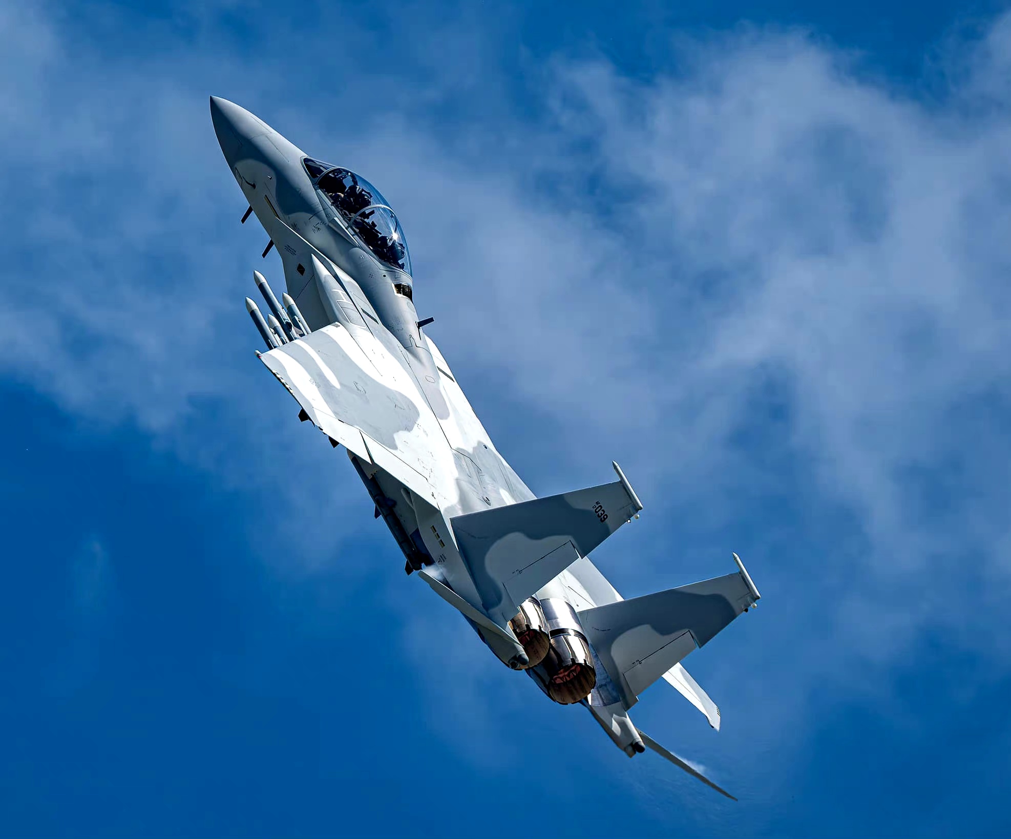 战机欣赏:圣路易斯航空节上进行飞行表演的美海空军战斗机,f