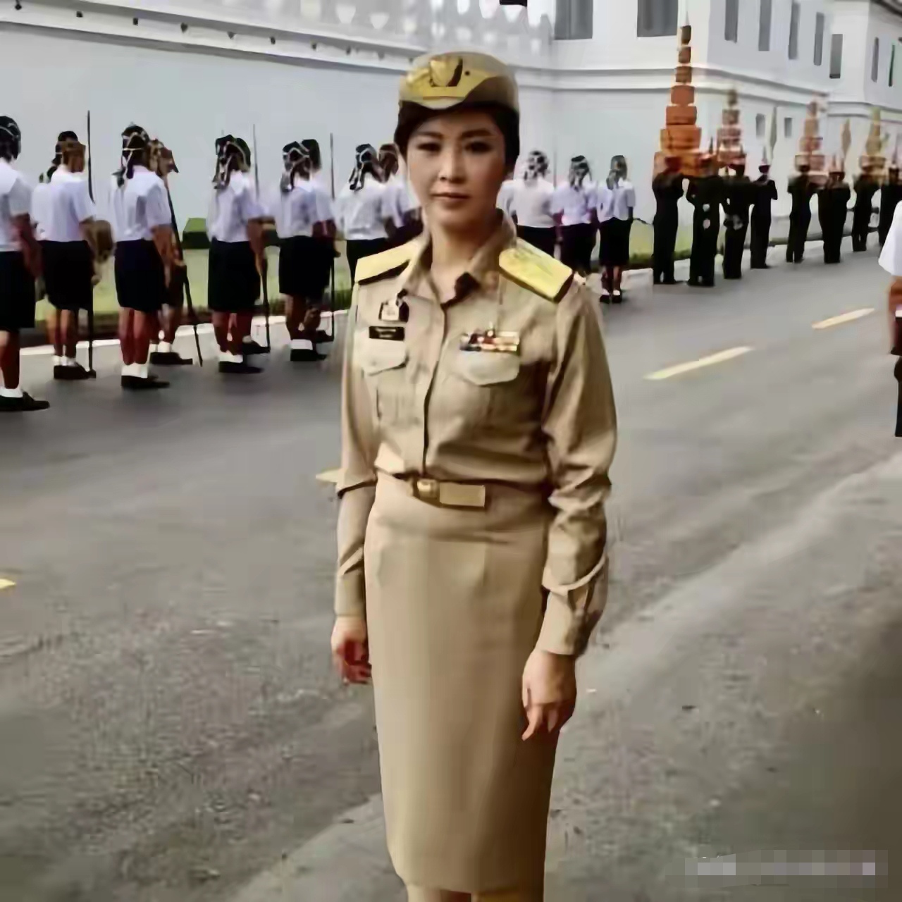 第一次看英拉穿军装的照片,英姿飒爽.
