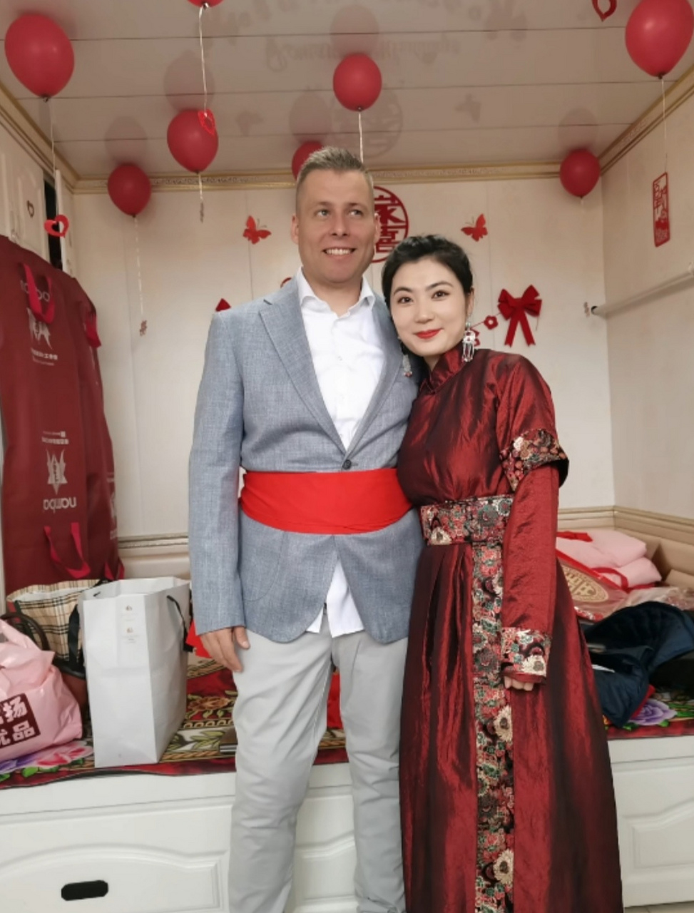 蒙古美女小姐姐结婚了,嫁的是一个外国老公,老公说是德国的,跨国婚姻