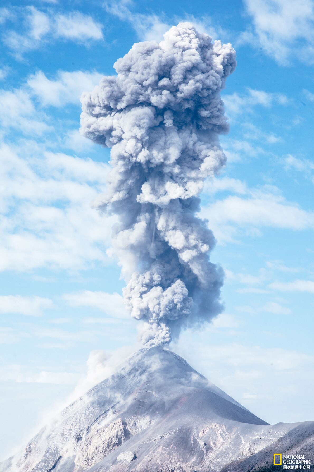 在危地马拉,前排体验活火山喷发