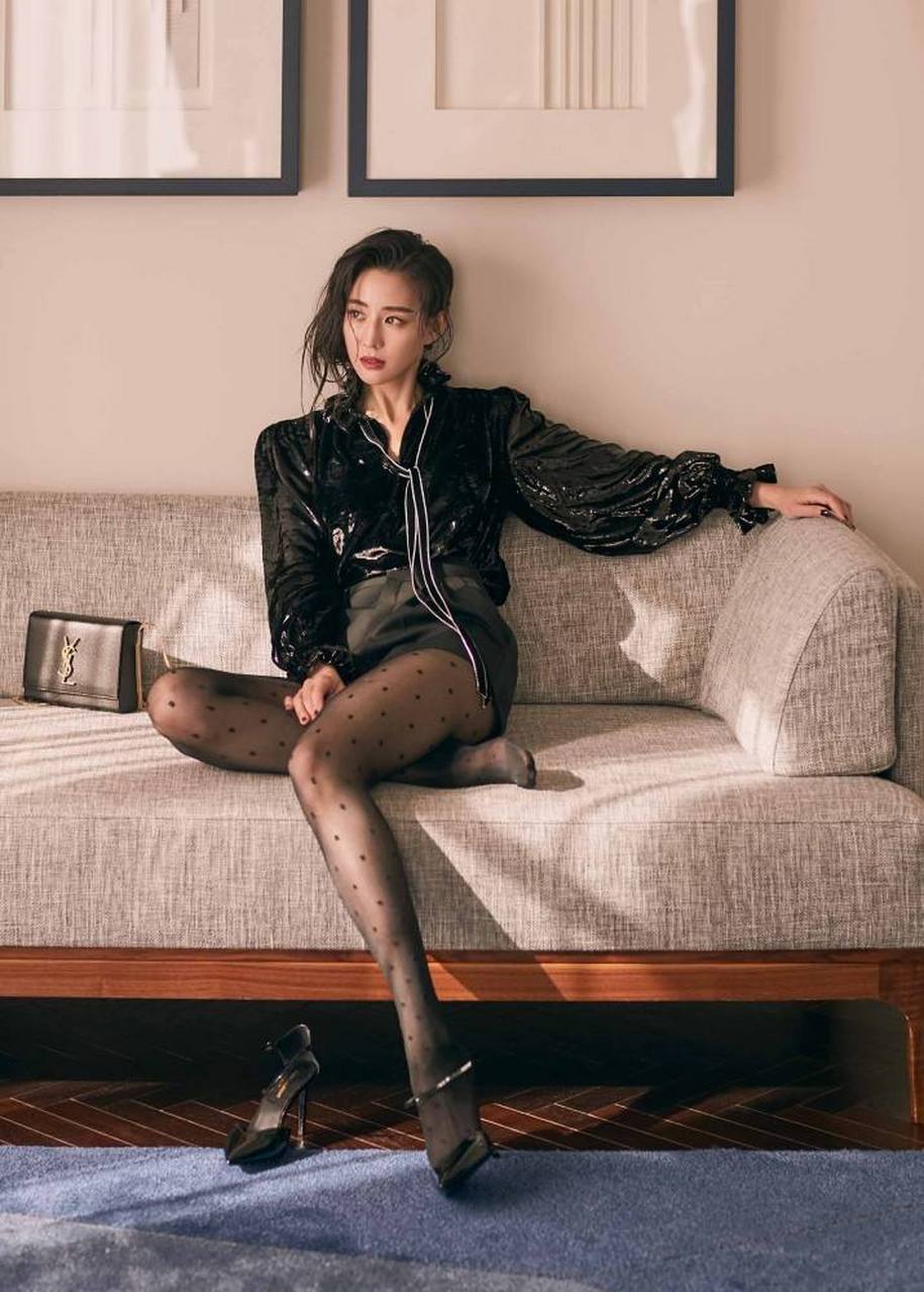 张钧甯时尚写真大赏:美腿丝袜搭配短裙热裤,熟女风韵尽显!