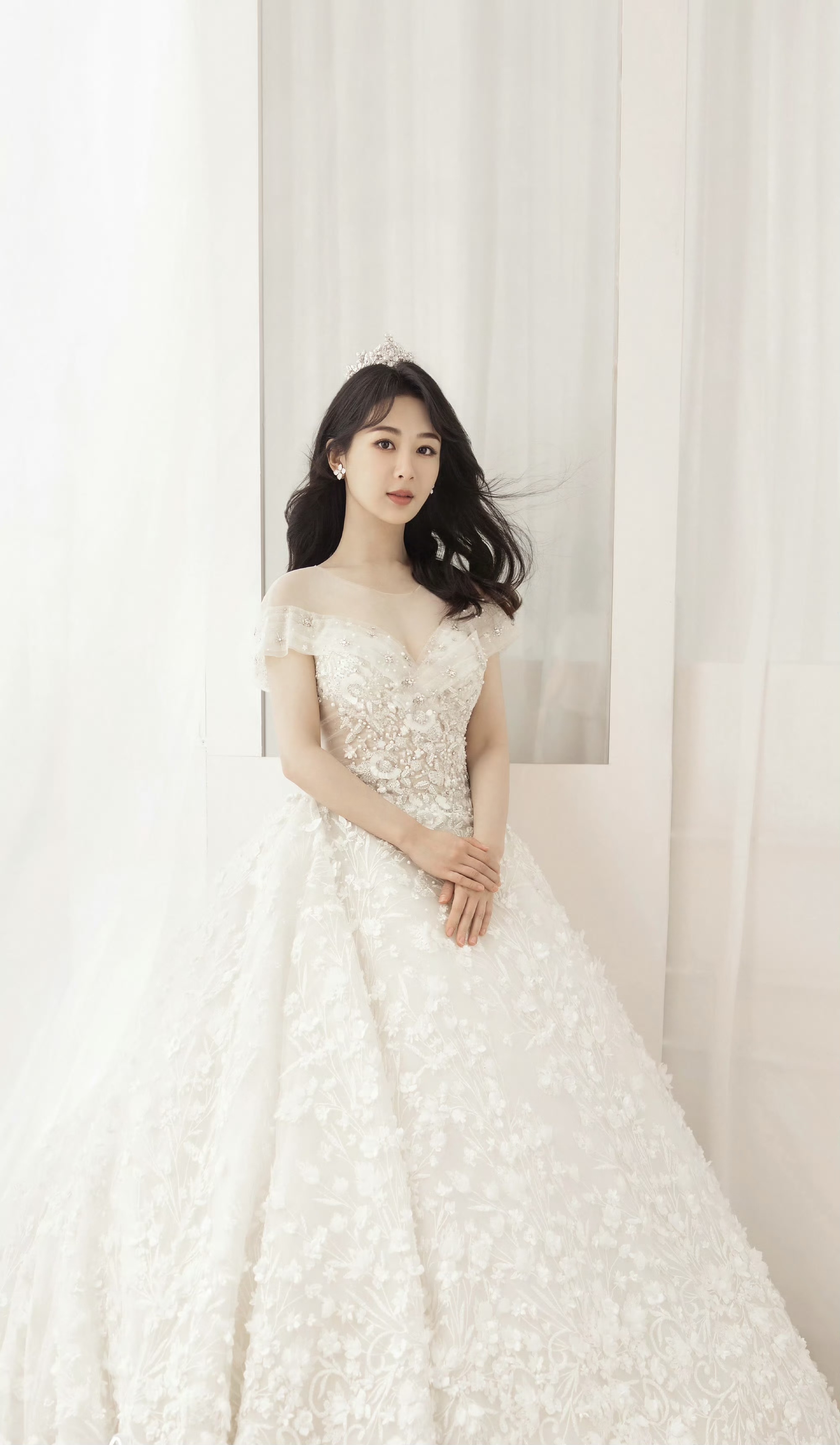 杨紫穿白色婚纱裙也太好看了吧#明星生图大赏