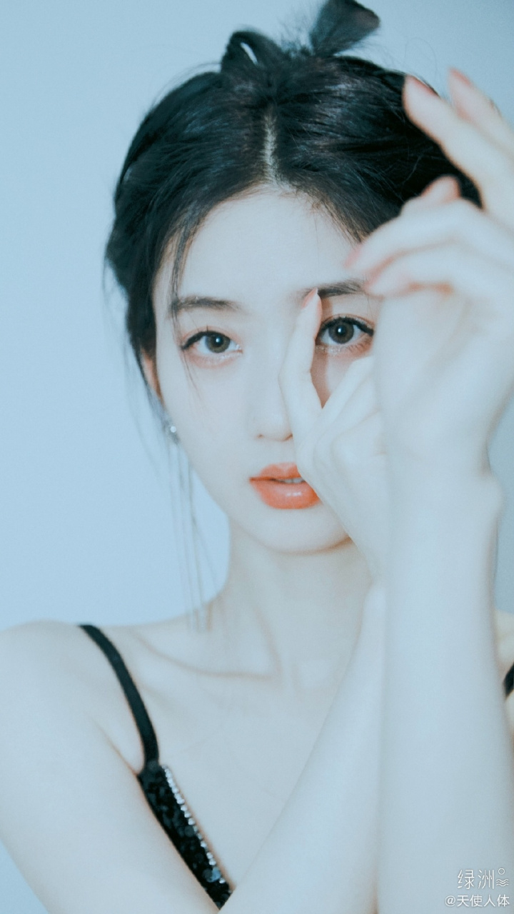 戚砚笛黑色吊带裙甜美壁纸写真图集,优雅迷人.(2)