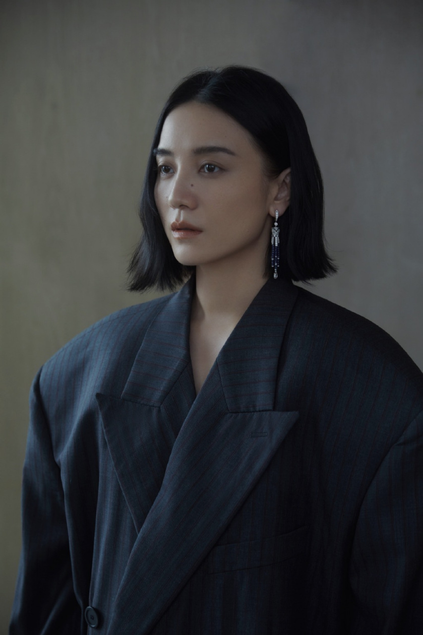 宋佳短发的利落,如同清晨的微风,清新而自然.