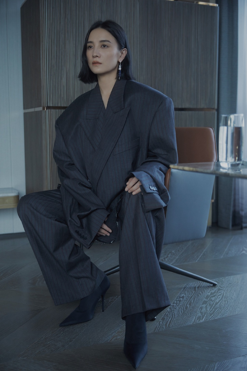 宋佳短发的利落,如同清晨的微风,清新而自然.