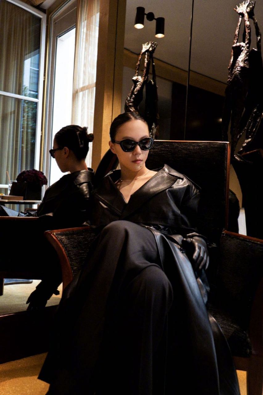 窦靖童的巴黎街拍,时尚且个性,如同街头的艺术画.