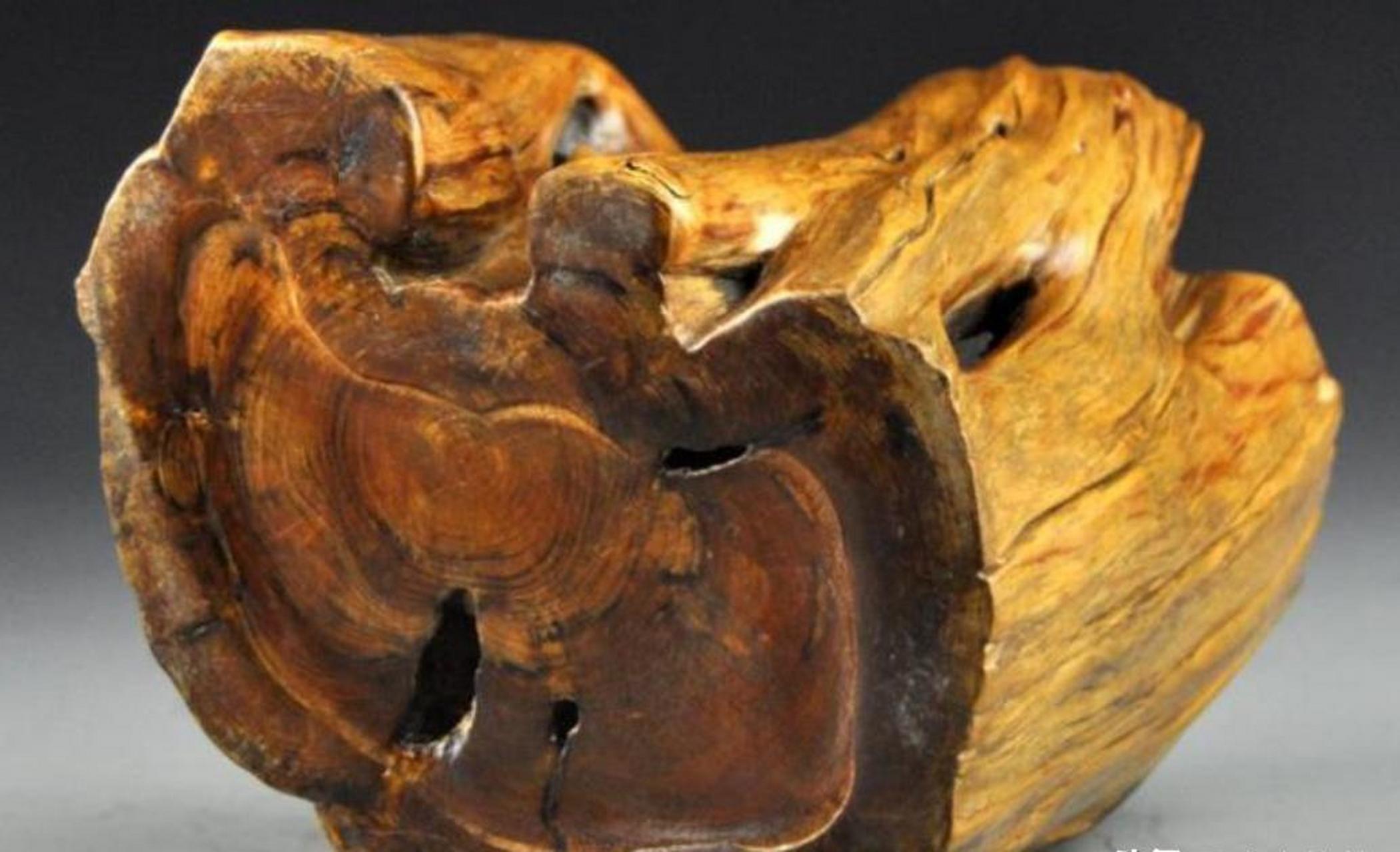 当专家们参观男子收藏的珍贵龙床时,发现它价值不菲