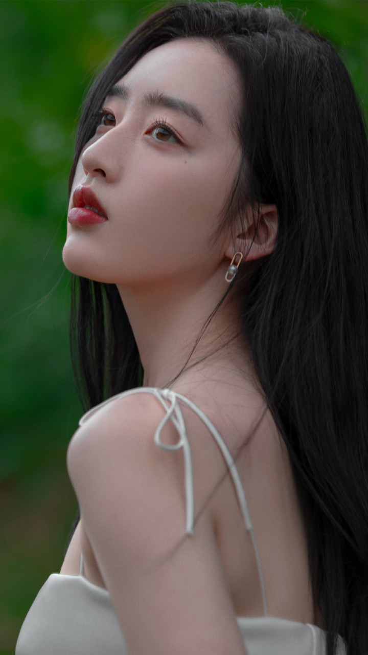 邓恩熙手机壁纸,白色吊带长裙,轻盈柔美.