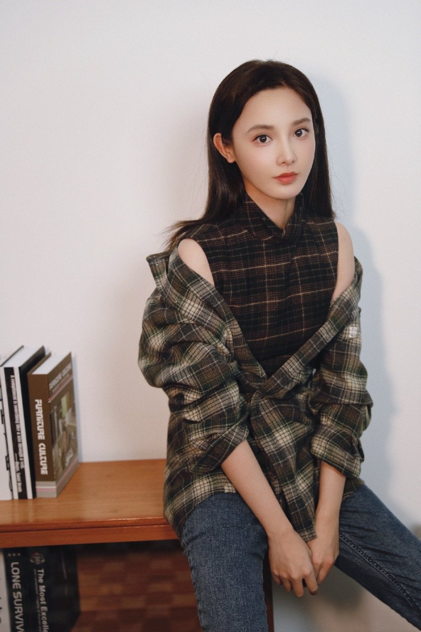 彭小苒自拍美图,知性气场十足.