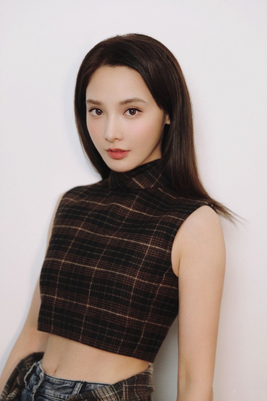 彭小苒自拍美图,知性气场十足.