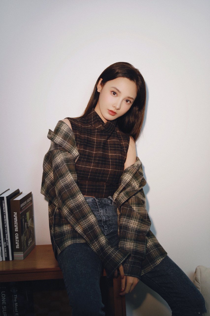 彭小苒自拍美图,知性气场十足.