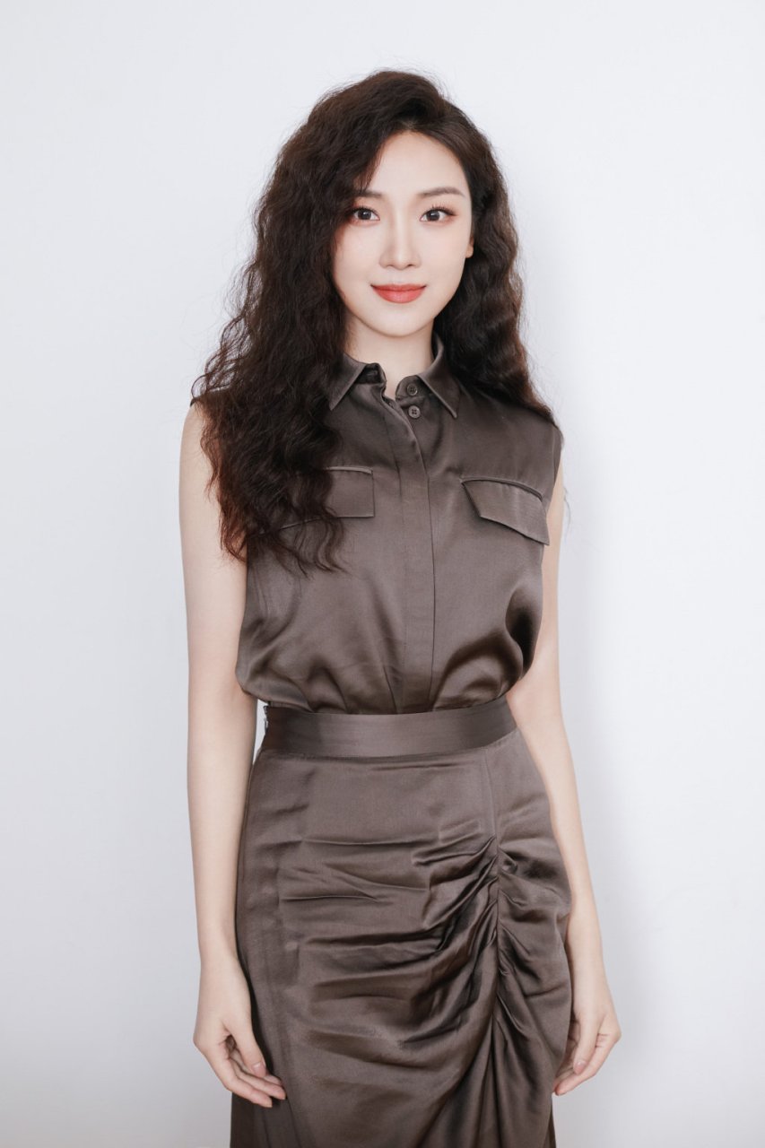 菅纫姿,羊毛卷巧克力色系造型,冬季最新发型,甜美复古.