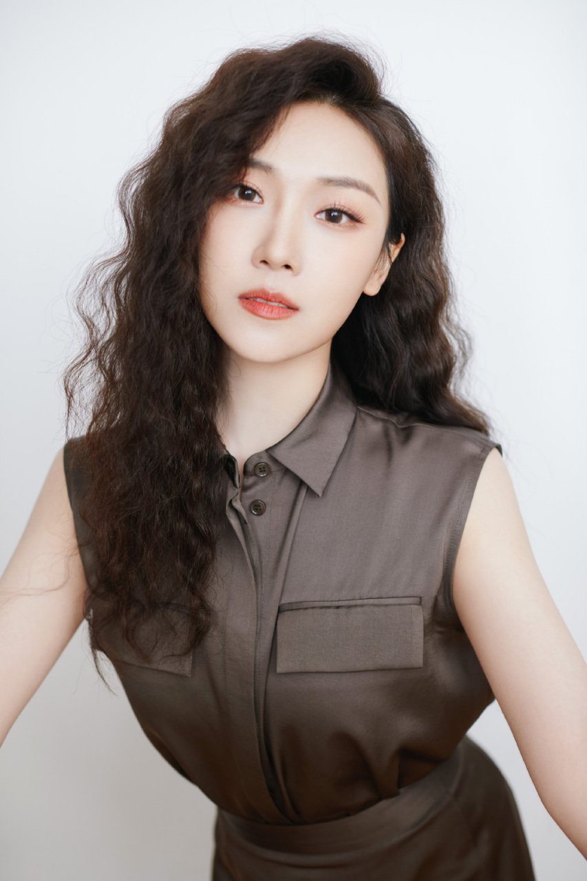 菅纫姿,羊毛卷巧克力色系造型,冬季最新发型,甜美复古.