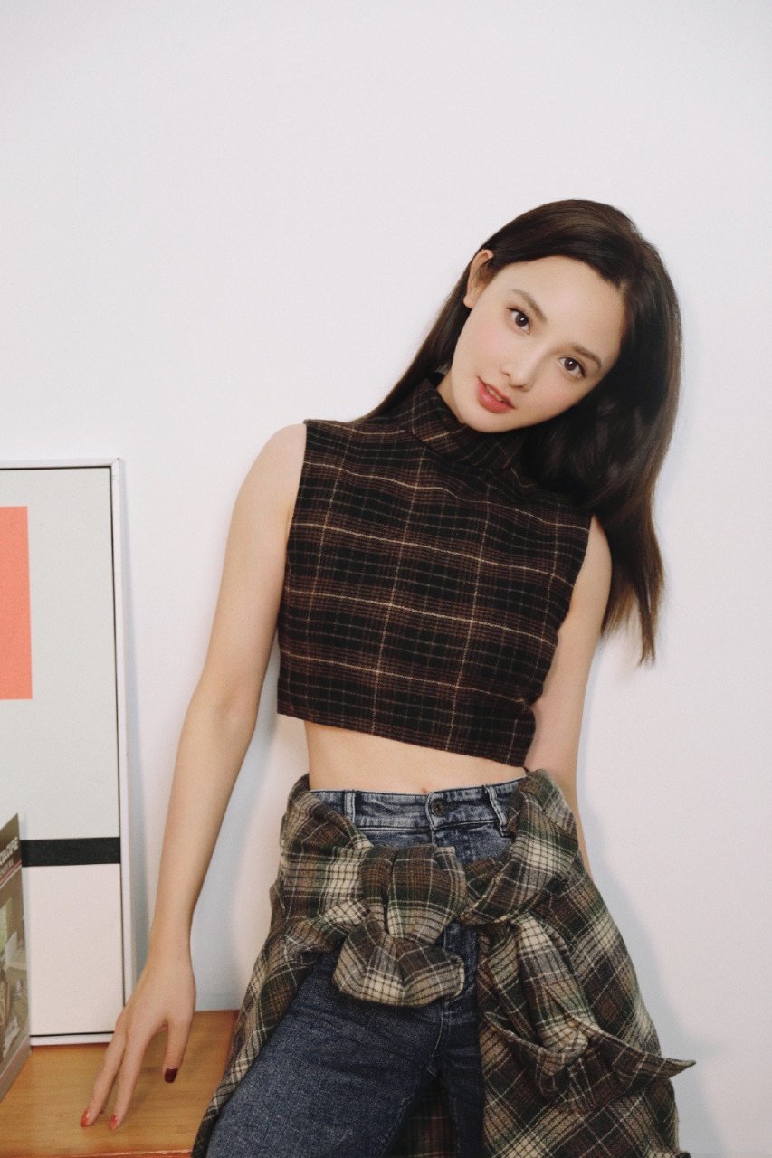 彭小苒自拍美图,知性气场十足.