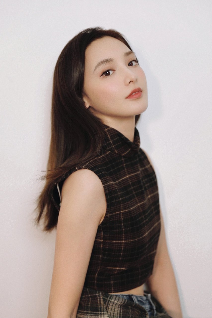 彭小苒自拍美图,知性气场十足.