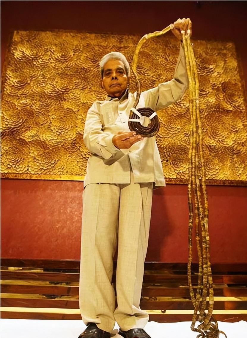 在印度,有一个名叫什里达尔·奇拉尔的老人,他的故事可谓是长寿与长