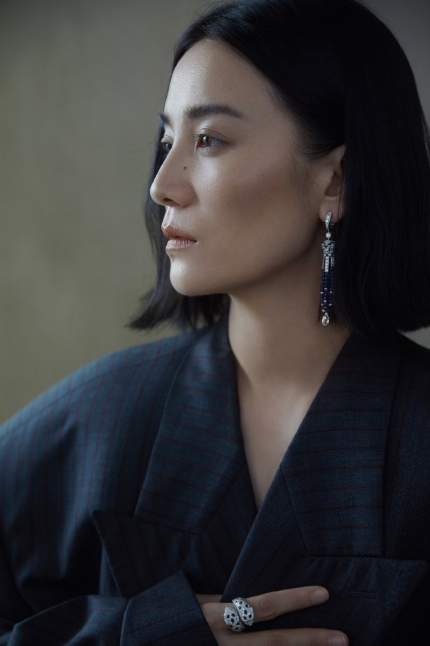 宋佳短发的利落,如同清晨的微风,清新而自然.