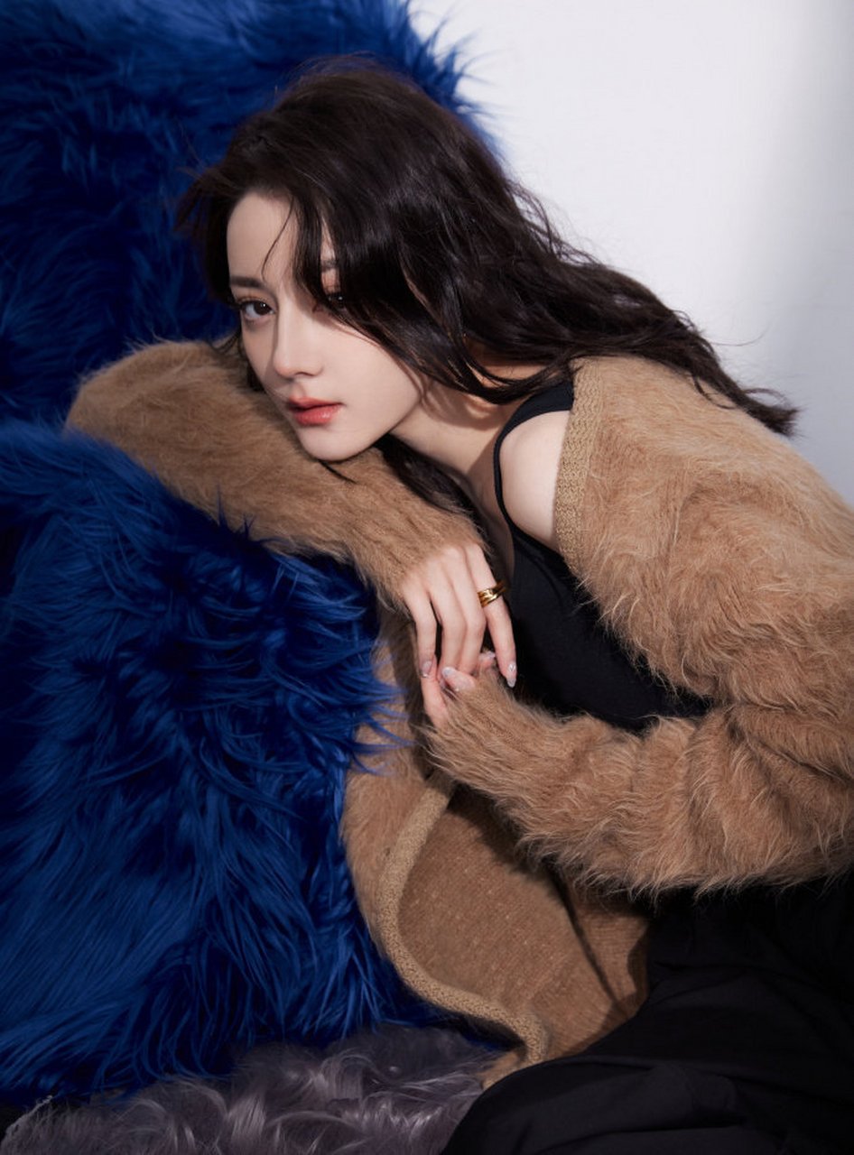迪丽热巴的毛茸茸开衫,甜美可爱,如冬日里的暖阳,温馨而迷人.