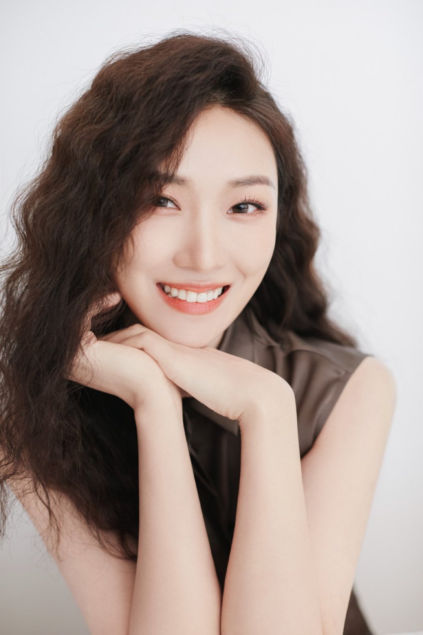 菅纫姿,羊毛卷巧克力色系造型,冬季最新发型,甜美复古.