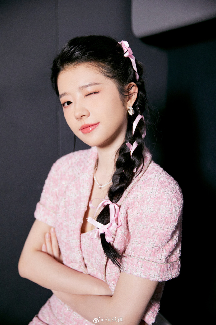 何蓝逗,粉色甜美穿搭,恰如初夏的樱花,温柔可人.