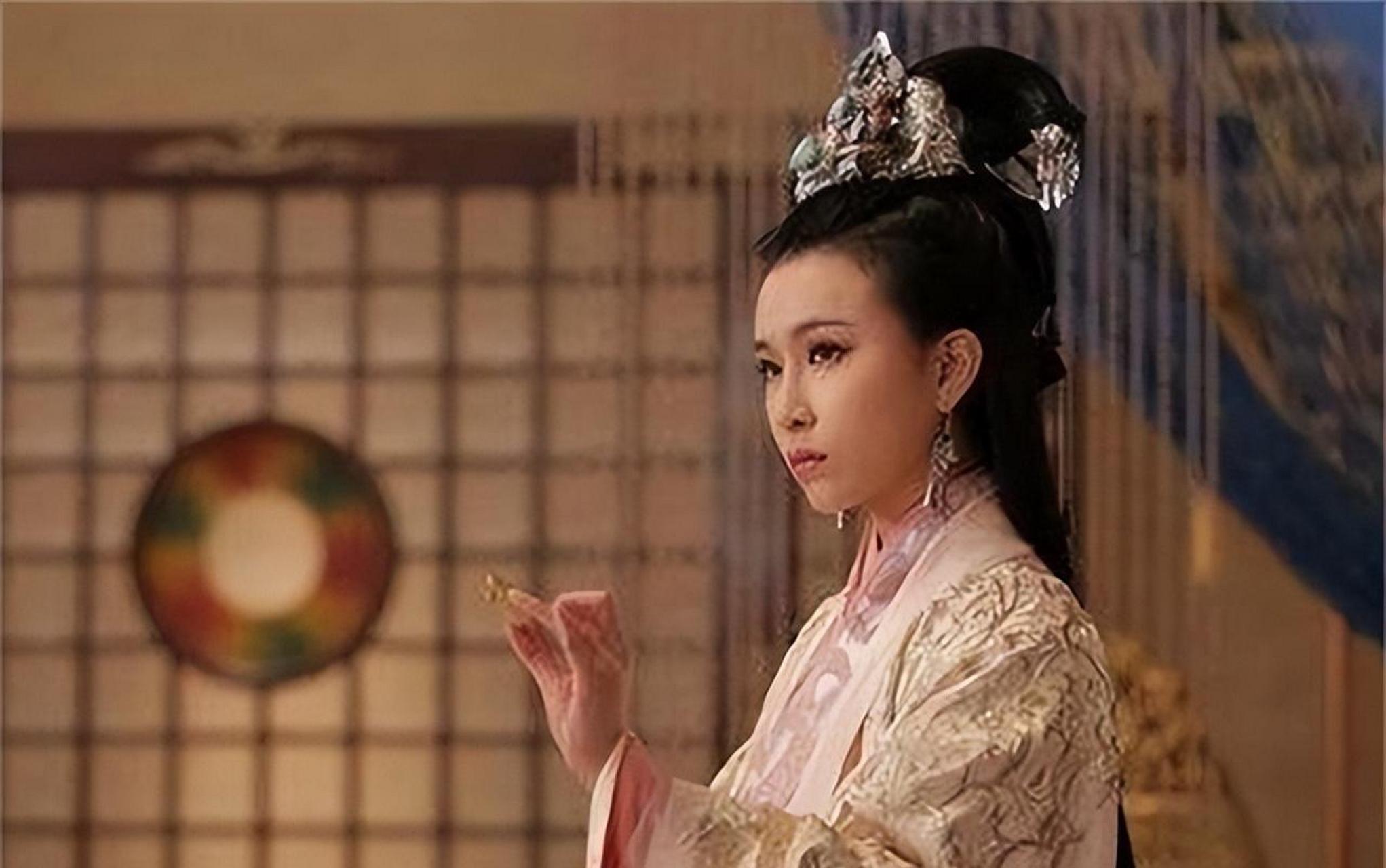 故事:公元前225年,秦始皇让16岁的大女儿华阳公主,带着100名宫女去