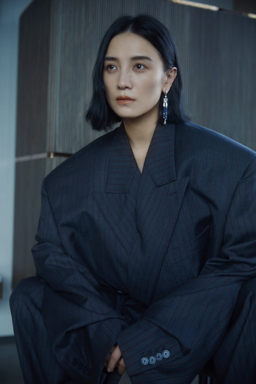 宋佳短发的利落,如同清晨的微风,清新而自然.