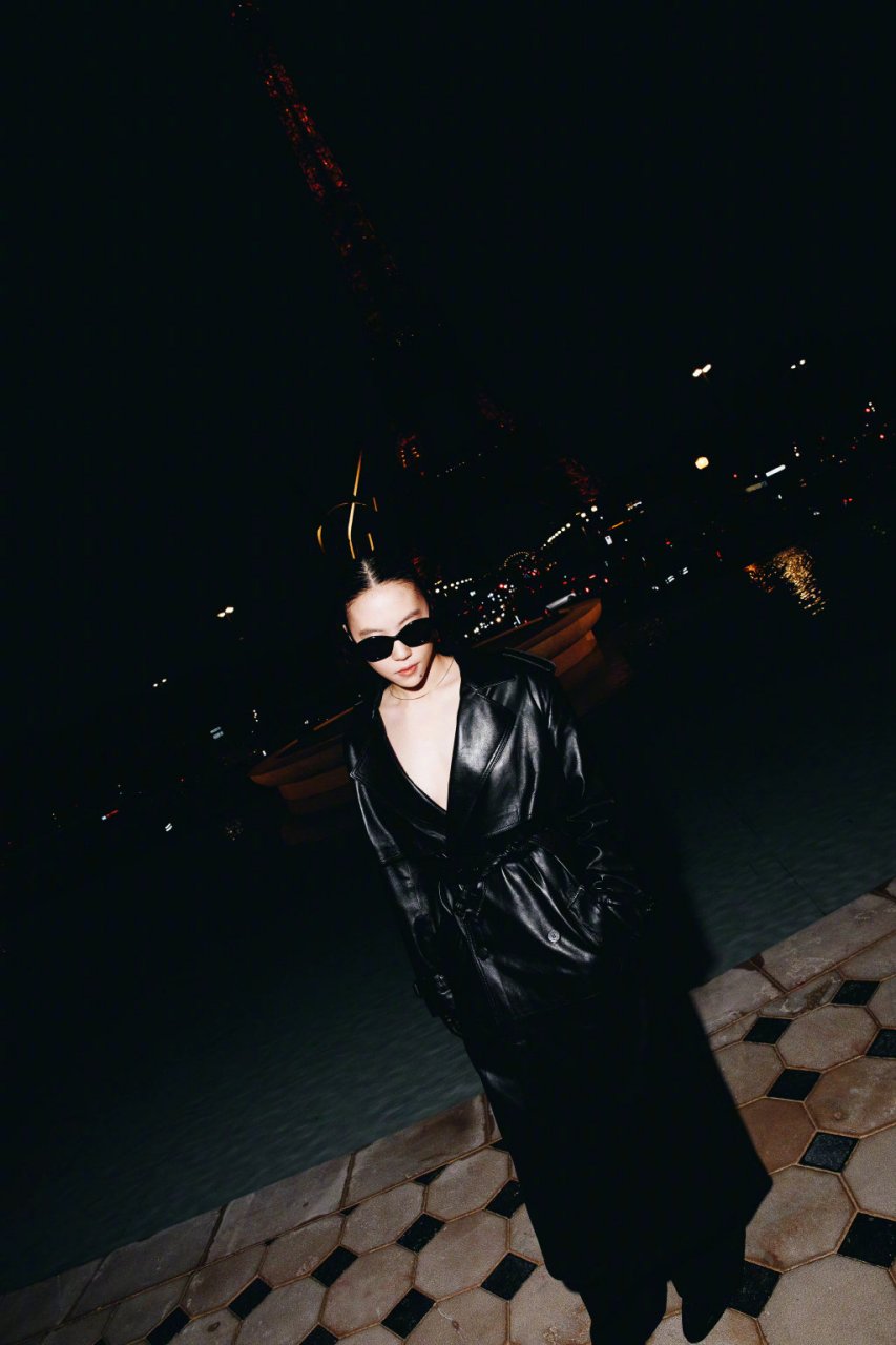 窦靖童的巴黎街拍,时尚且个性,如同街头的艺术画.