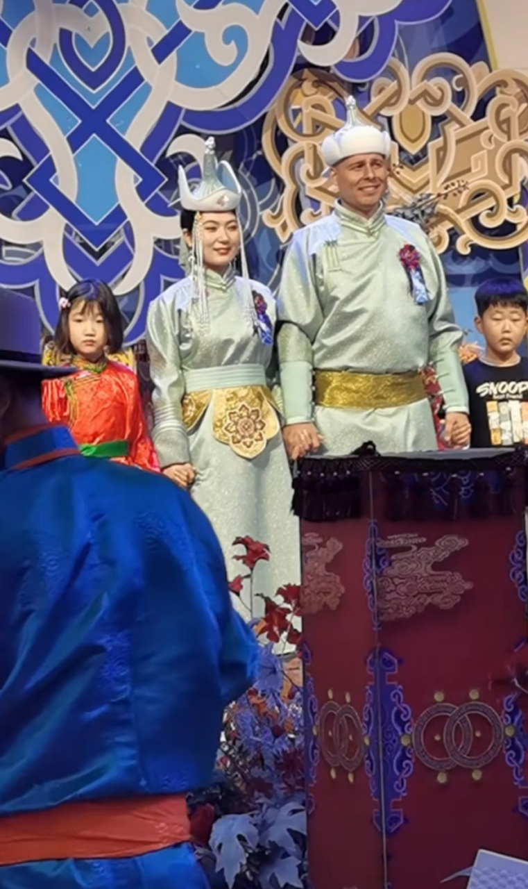 蒙古美女小姐姐结婚了,嫁的是一个外国老公,老公说是德国的,跨国婚姻