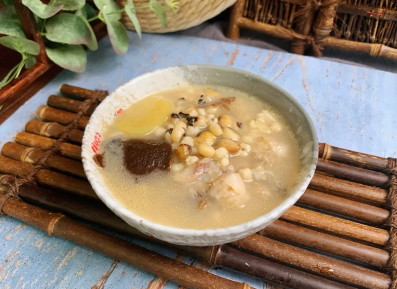 古人言"盛暑吃豆胜吃肉",炎热潮湿之季,宜食扁豆,黑豆,绿豆,赤豆