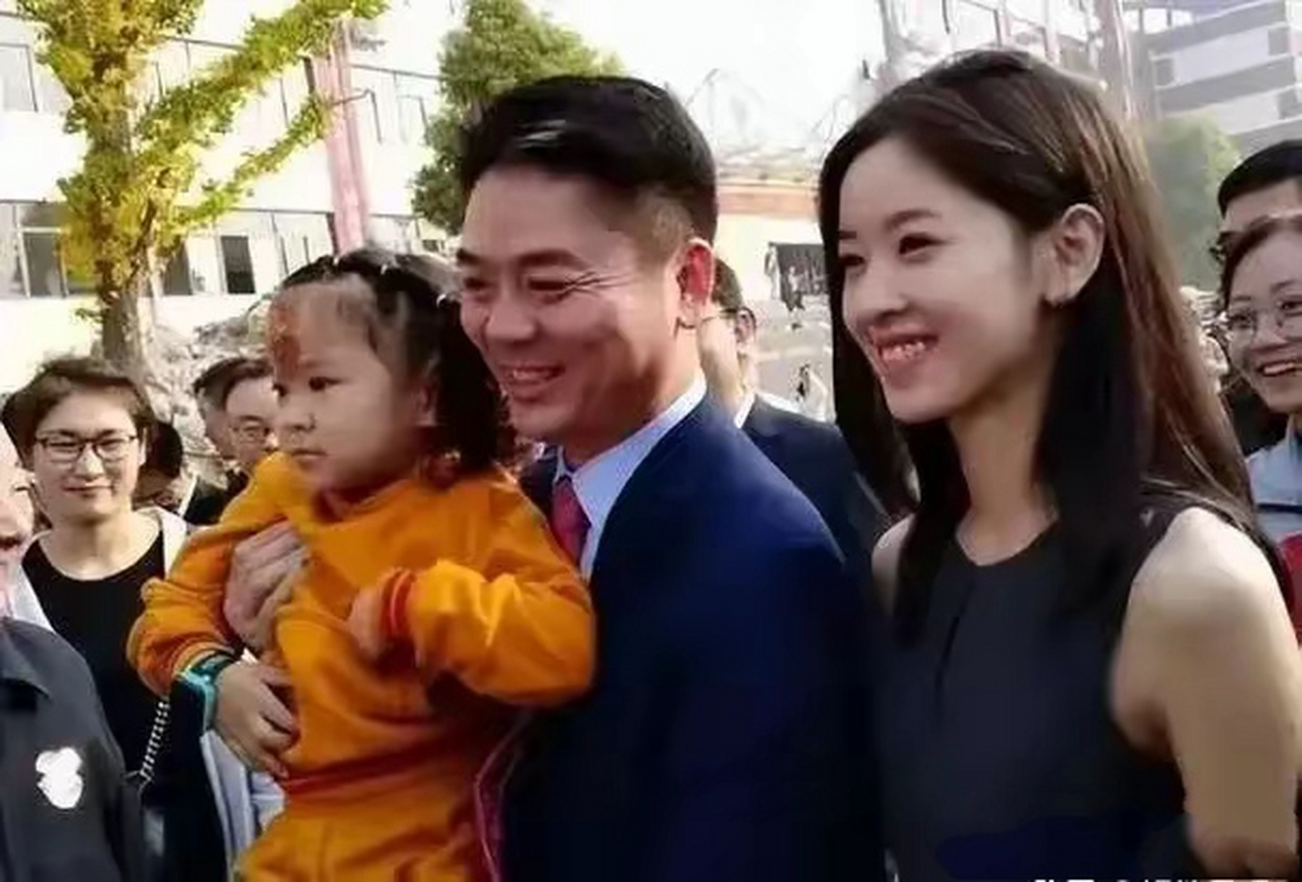 章泽天明白只有自己强大才是真的本事 17岁时,章泽天三次拒绝张艺谋