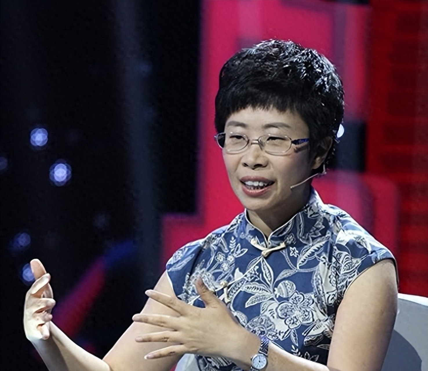 "北大诗词才女"蒙曼49岁至今未婚,父母急得公开催婚,而她本人只提了一