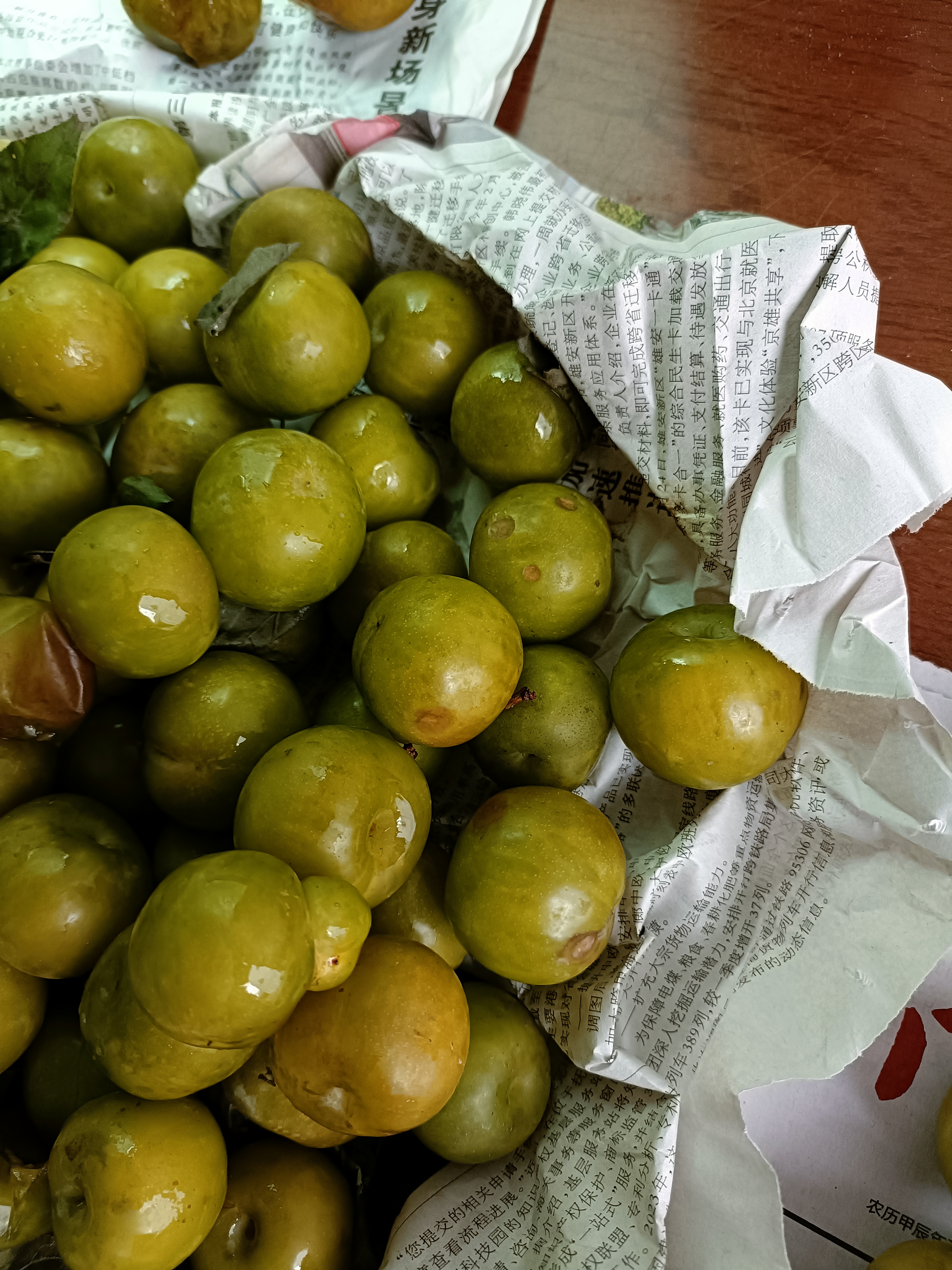 我以前的同事说他们家的李子熟了,要给我寄一些过来