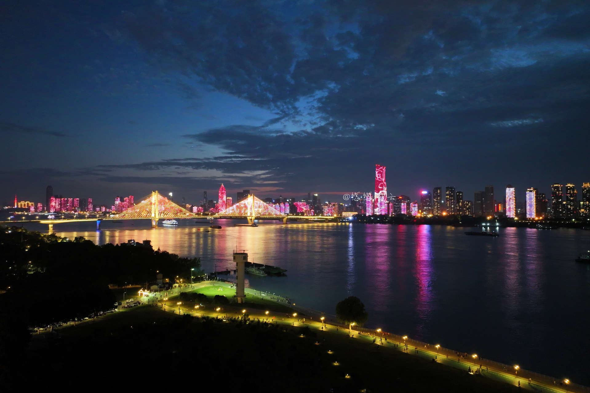 周末去哪儿玩# #摄影#  75武汉夏日看海追夕阳,强推青山江滩灯塔