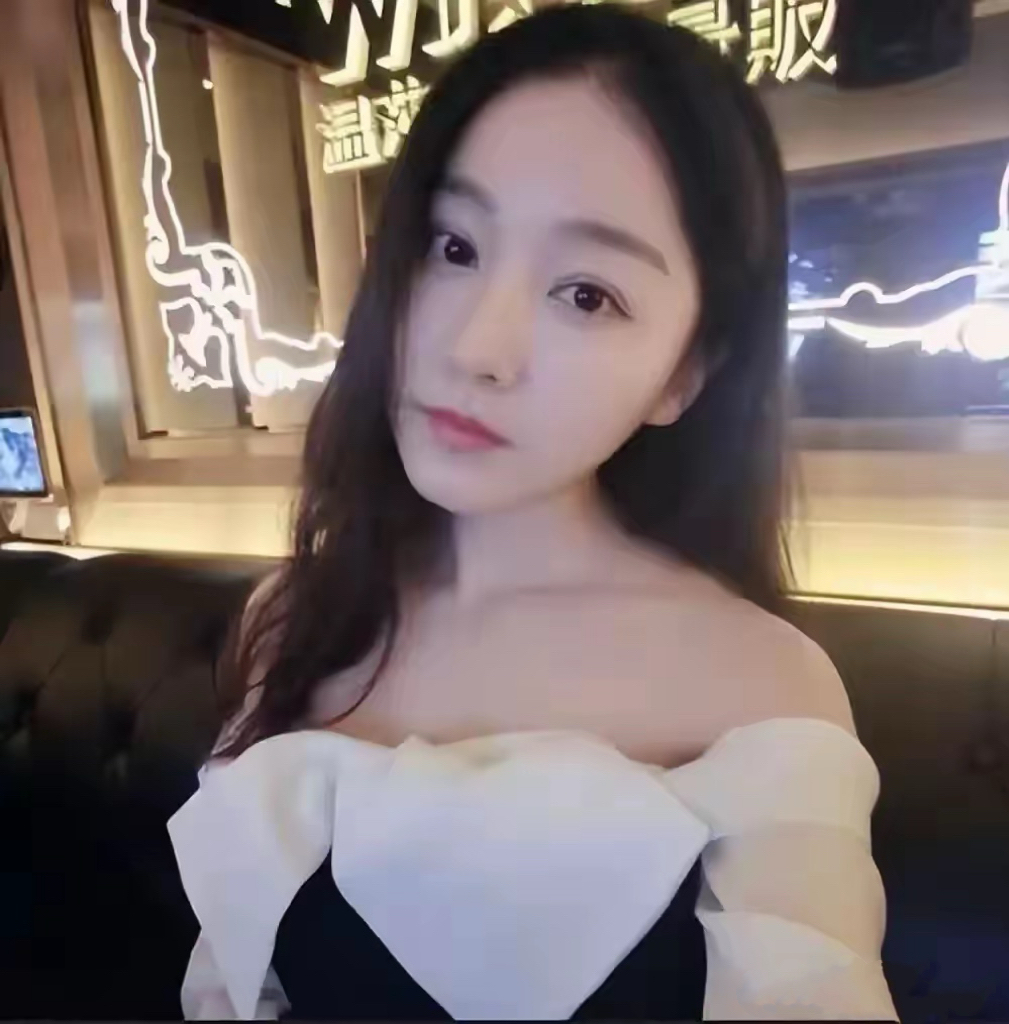 女主夏露淡雅中透出一种高贵,精致的五官,娇羞的身段,犹如一位仙气