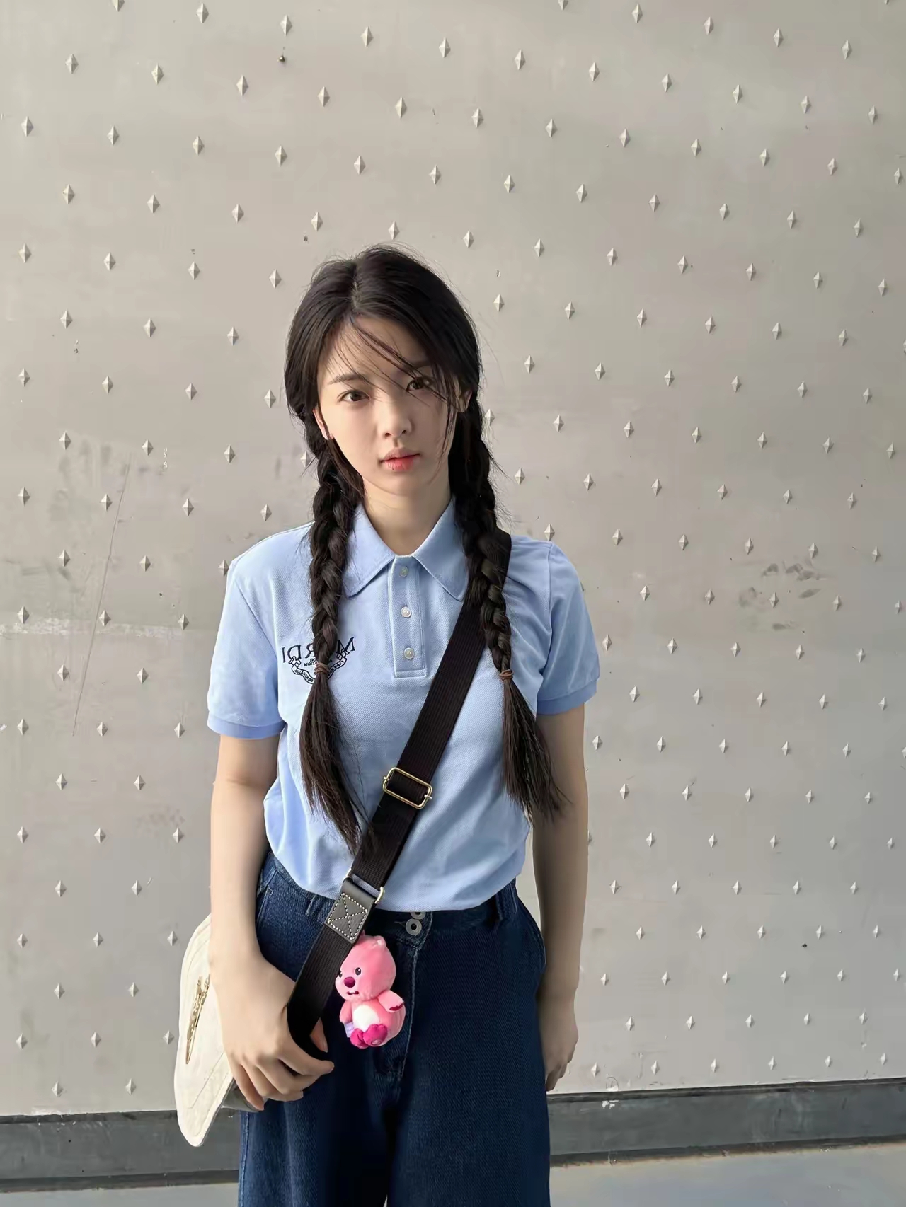 杨超越蓝色t恤,搭配深蓝色牛仔裤,侧边双马尾撑伞照,真的是元气满满