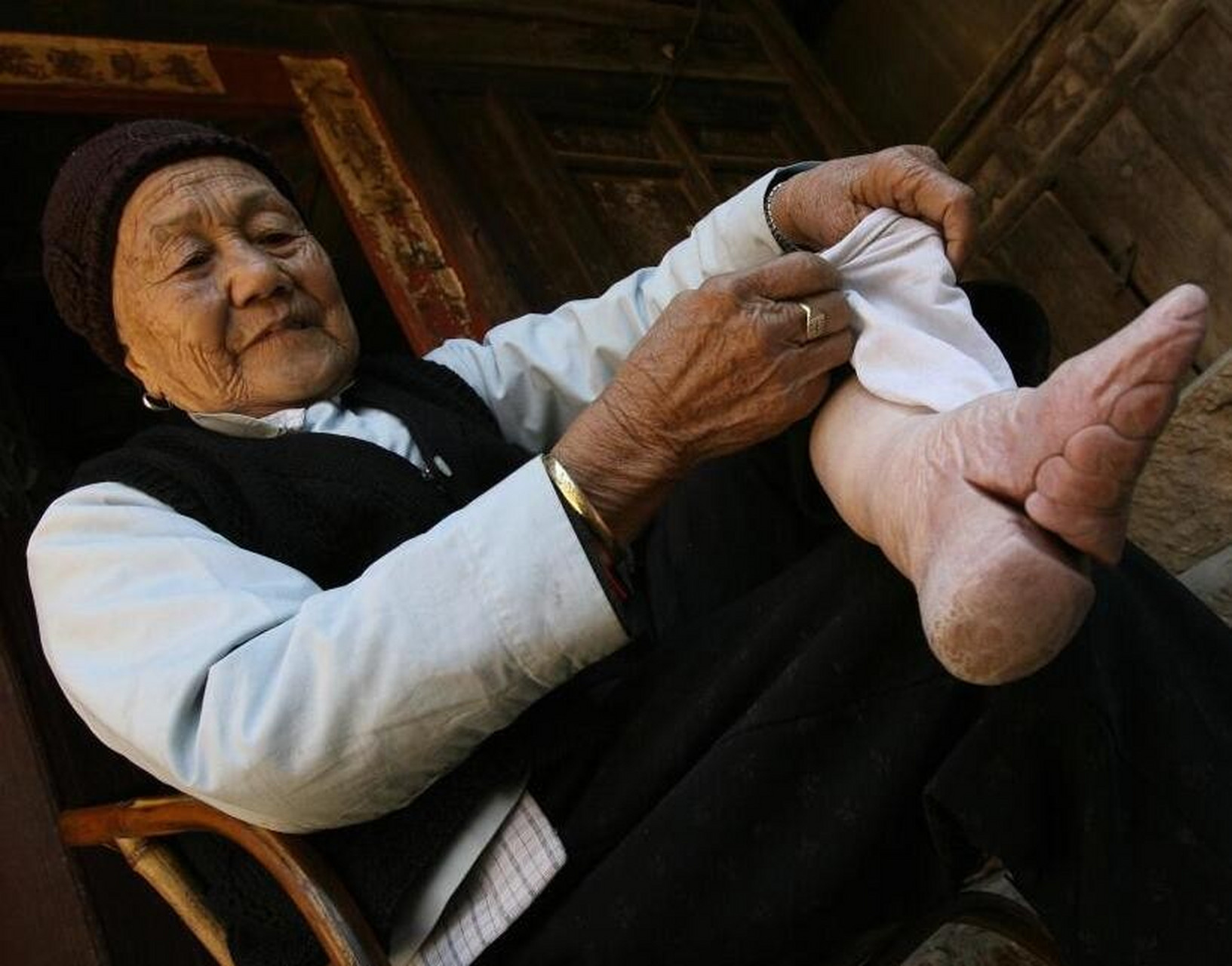 从入关到灭亡清朝统治者一直在反对裹脚 裹脚是封建陋习之一,对妇女的