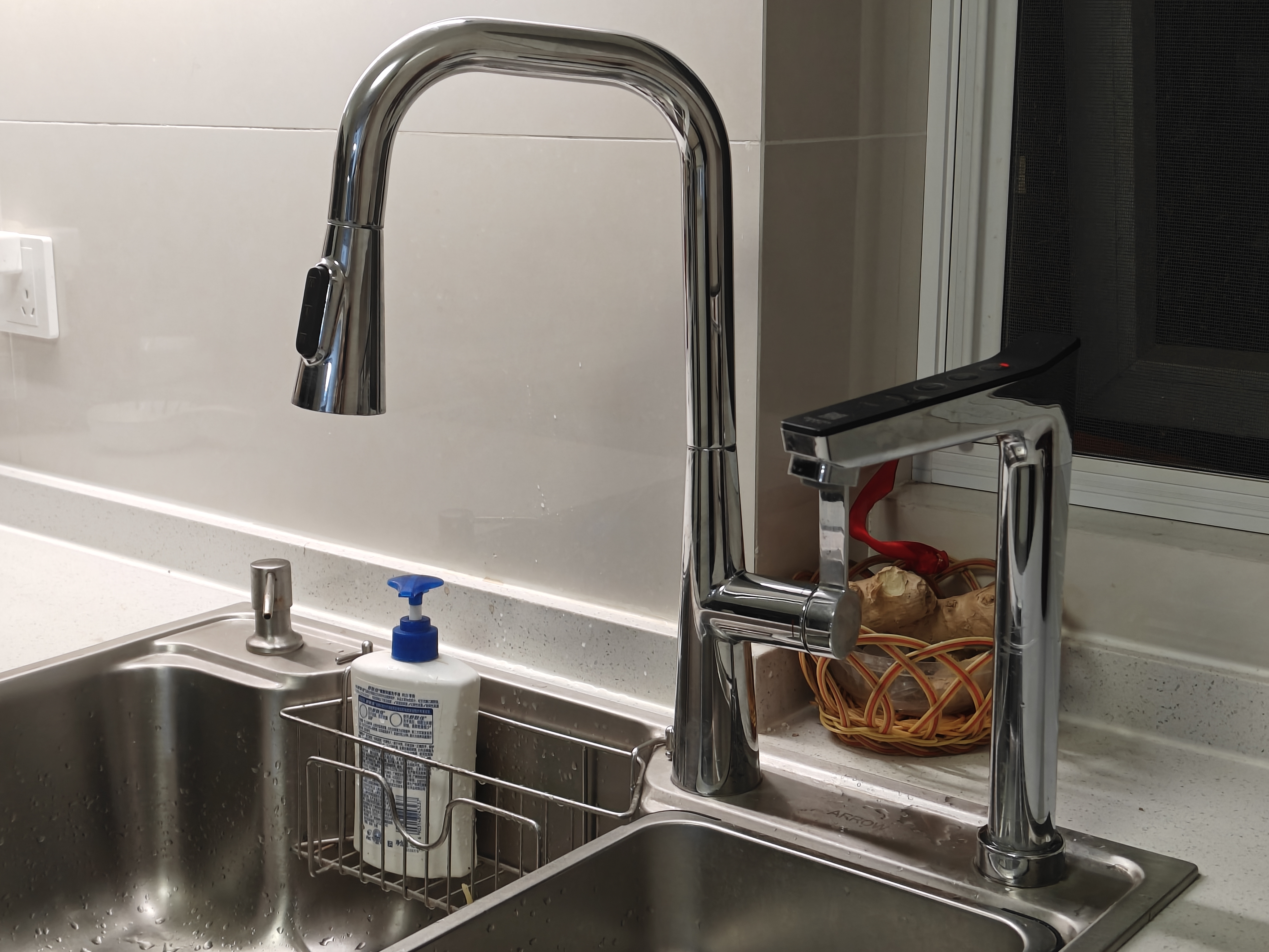 米家s1厨房龙头 水龙头的脖颈处比较修长,适合厨房使用 伸