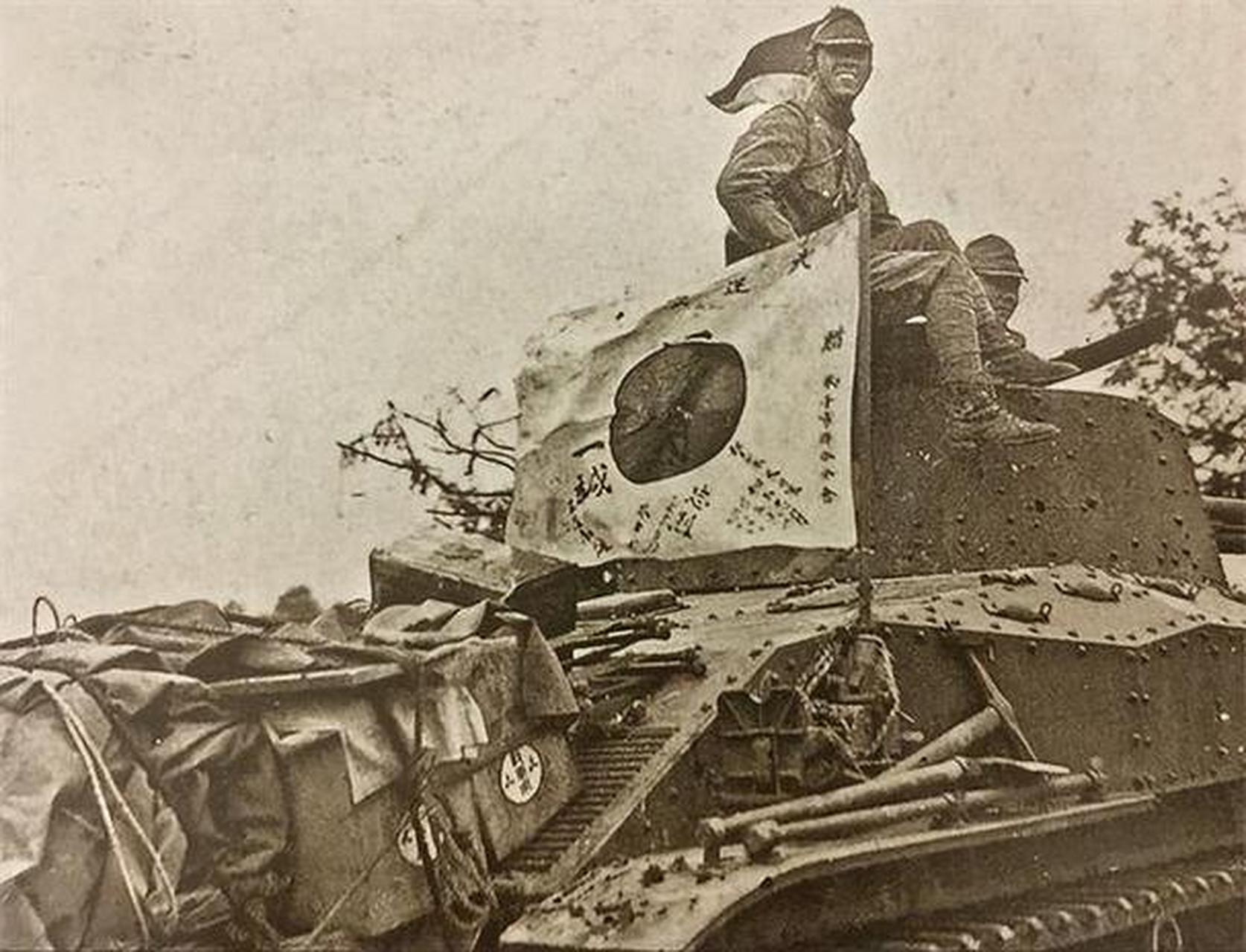 1937年淞沪会战之际,上海郊外,日军装甲部队列阵以待.