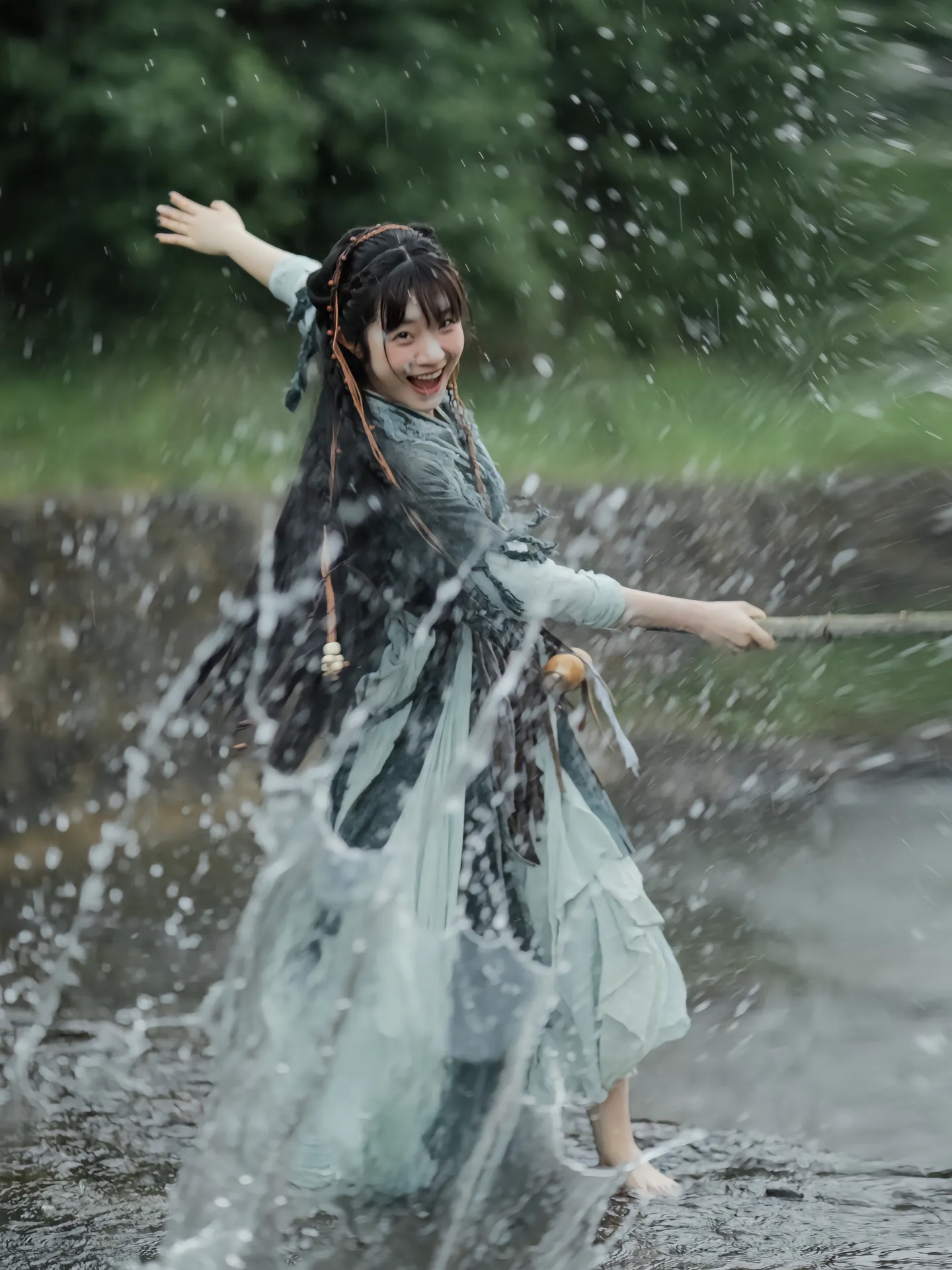 清香扑鼻尘心净, 倚竹闲听雨打荷