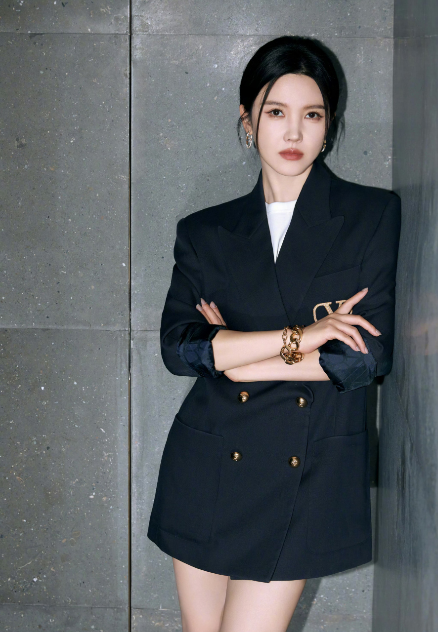 杨子姗,黑色大西服搭配马丁靴,不一样的美!