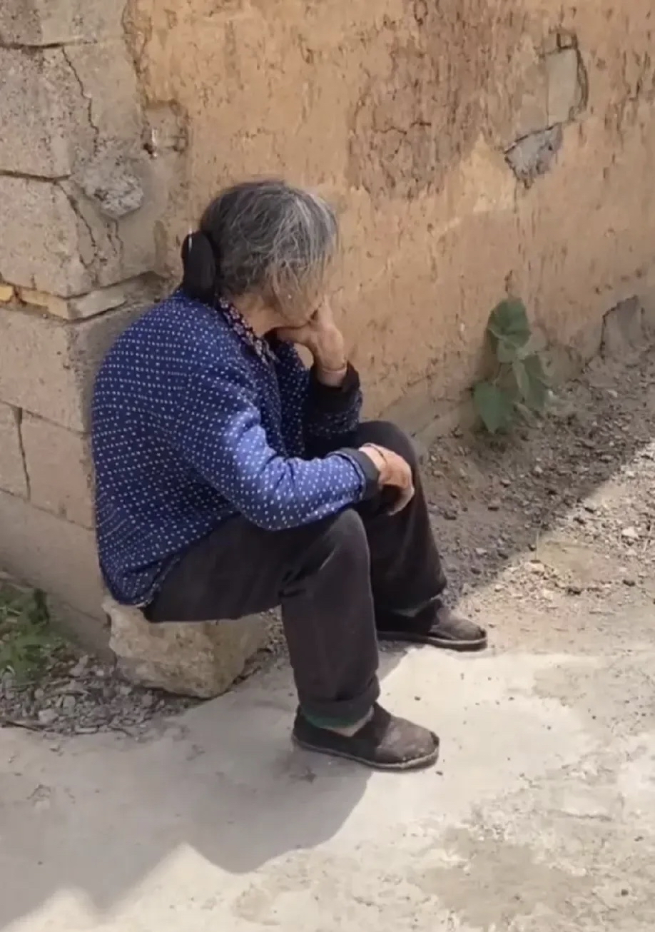 孤独的邻居奶奶昨晚去世了,84岁,她两个女儿都远嫁