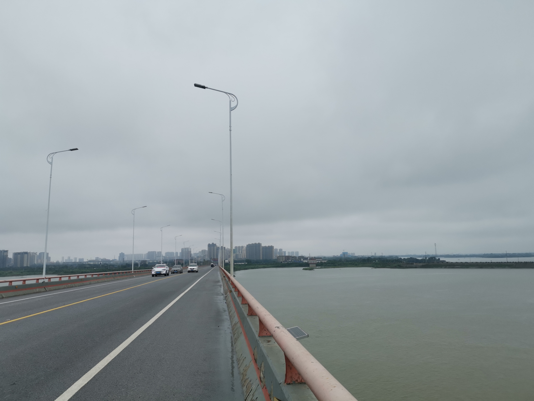 骑冒着大雨骑行一上午,来到沅江市,南洞庭湖太壮美了,一望无际的水面