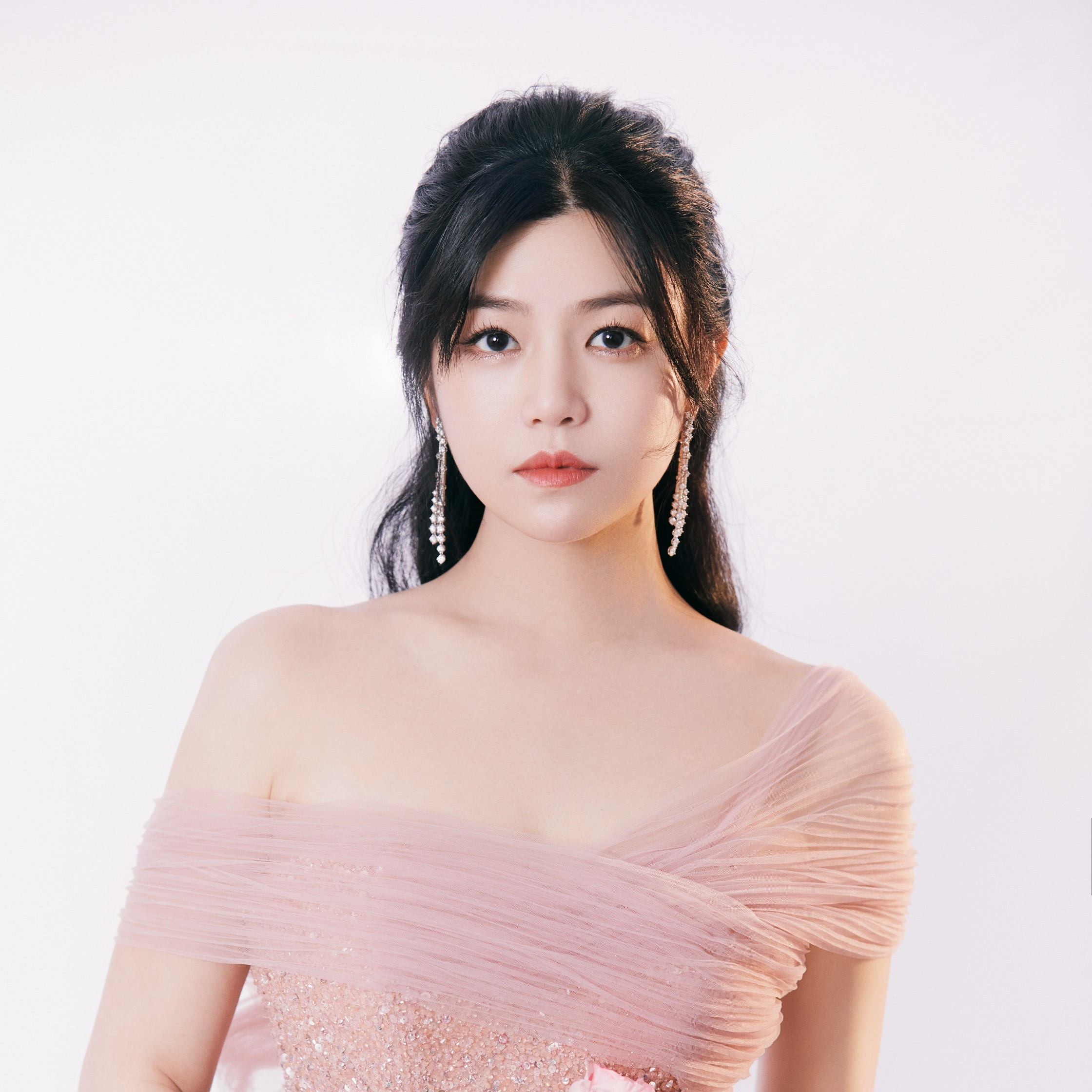 陈妍希主演的电视剧但愿人长久正在热播,又名邓丽君之我只在乎你