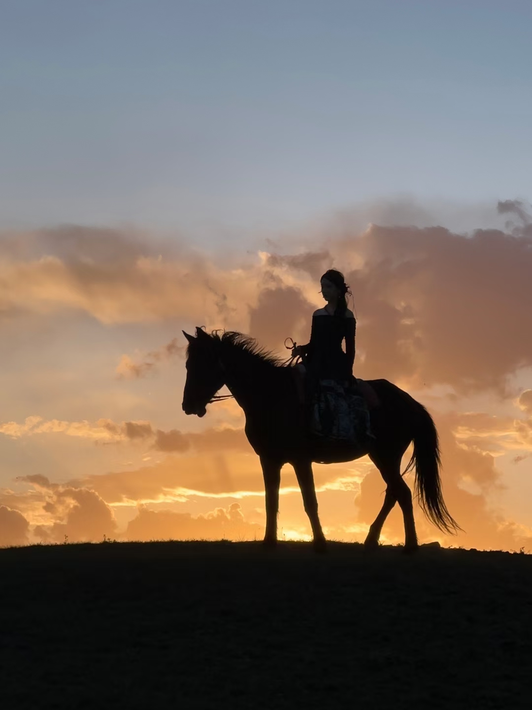 跟着美女小姐姐,骑马看日落去!#坝上攻略# #丰宁坝上草原
