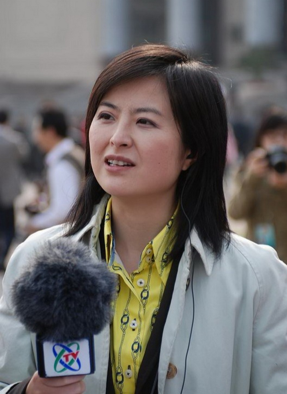 最美央视记者张泉灵,不再掩饰自己的遗传白发 记住张泉灵这个名字