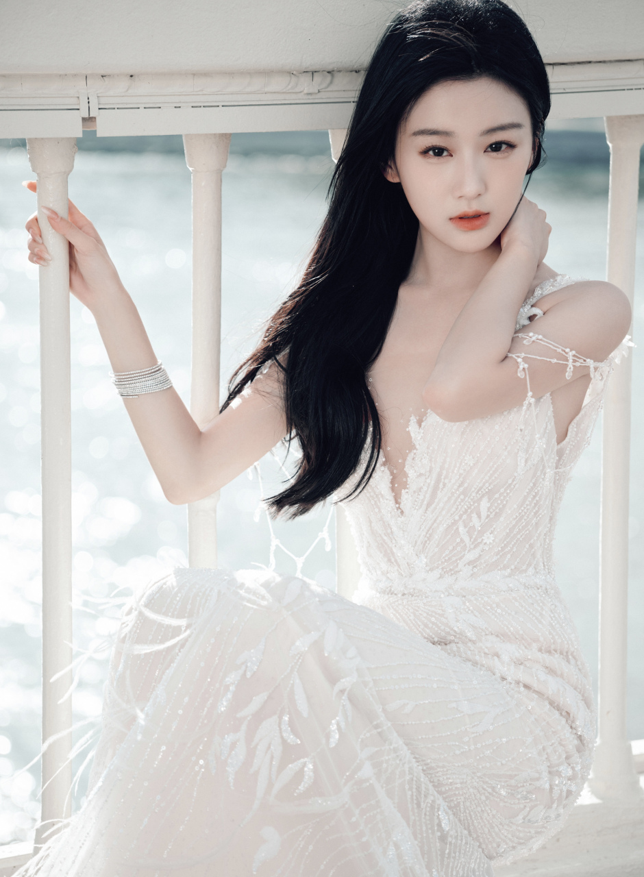 包上恩,白色吊带深v长裙,清新性感!