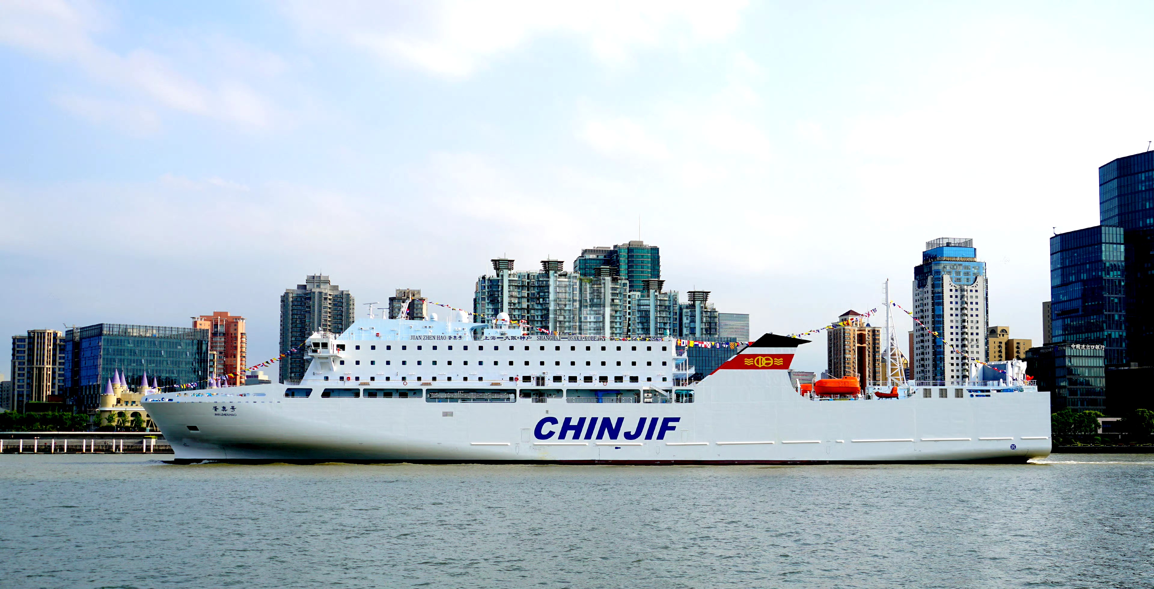 该船总长167米,型宽25米,总吨位2万吨,设计航速