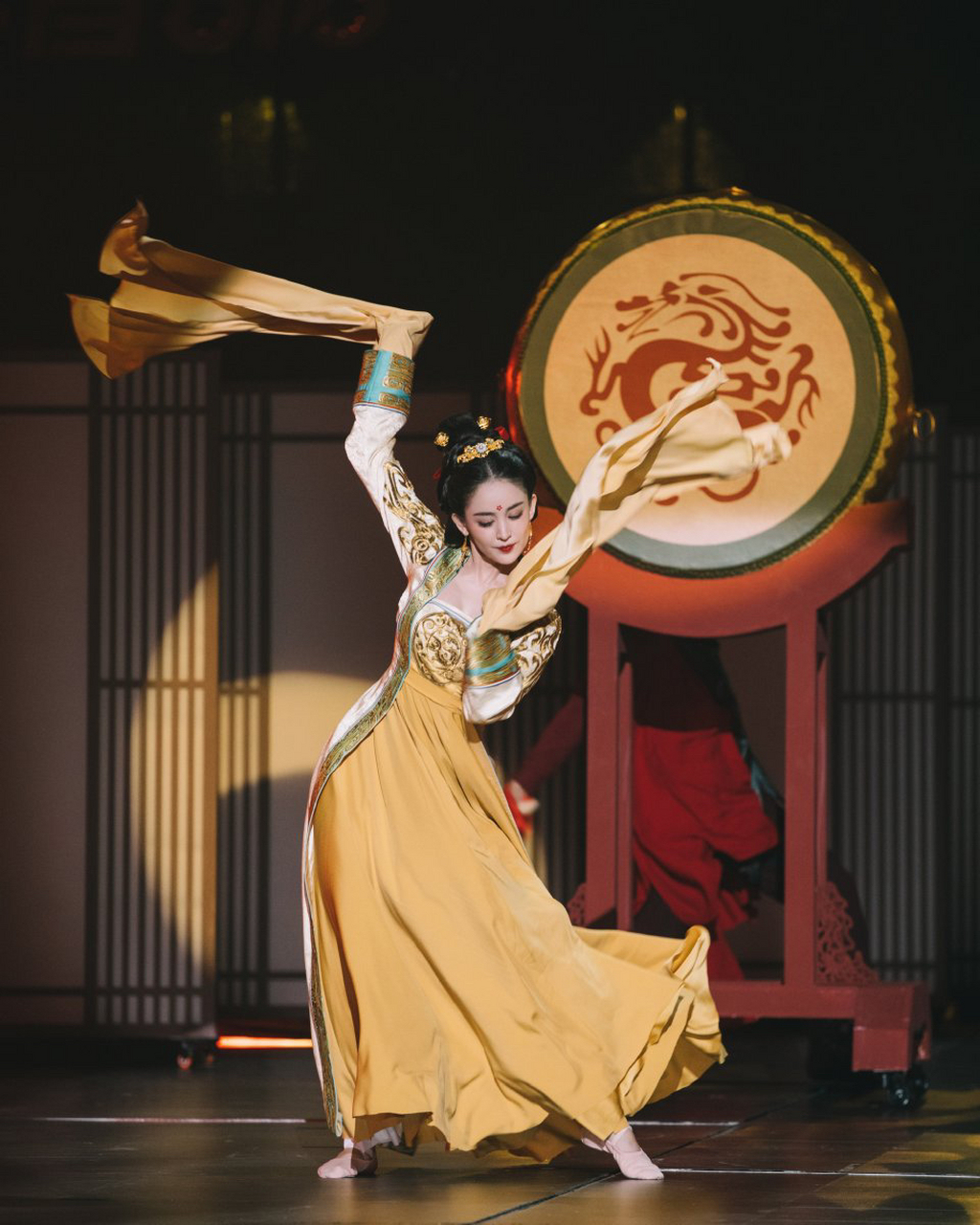 她的舞姿如同翩翩起舞的蝴蝶,轻盈而优雅,每一个动作都充满了艺术的