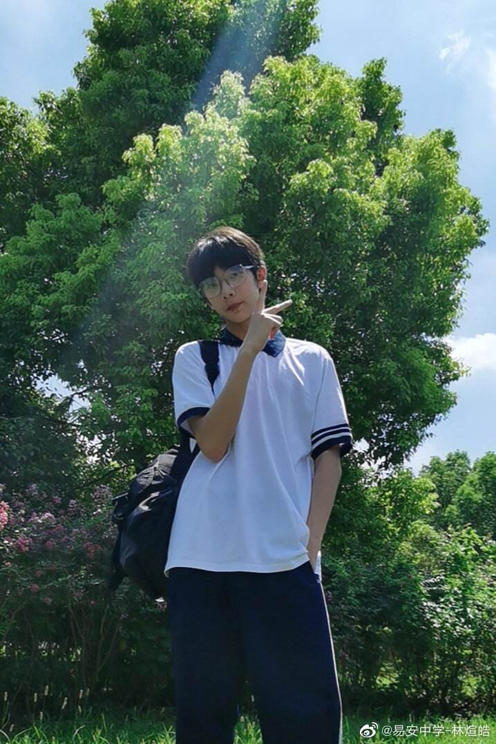 高考后的儿子成了这样: 1,高考结束,我以为他会睡