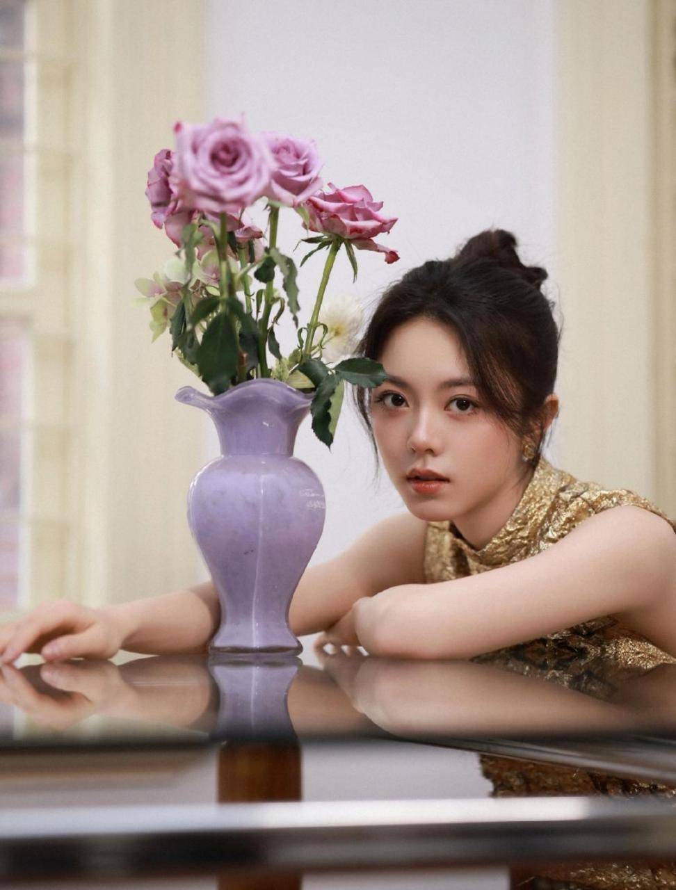 赵今麦国风穿搭大赏,小巧身材大秀美腿,魅力四射!